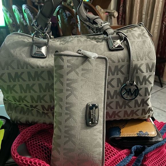 new and used purses - Picture 4 of 14